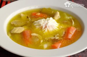 Receta de consomé de pollo con huevo escalfado