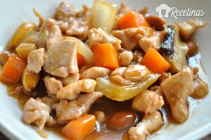 Pollo con almendras