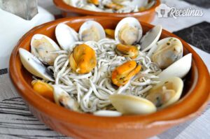 Receta de gulas con almejas y mejillones