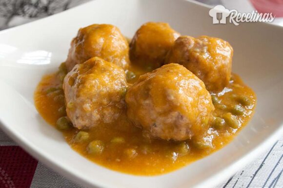 Albóndigas de carne con guisantes