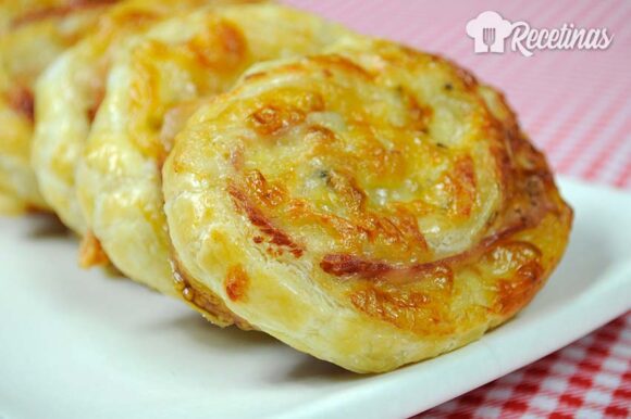 Rollitos de hojaldre de jamón y queso