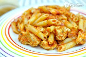 Receta de macarrones con pollo y salsa de tomate