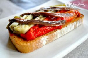 Receta de tosta de escalivada con anchoas