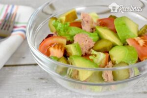 Receta de ensalada de aguacate con tomate y atún.