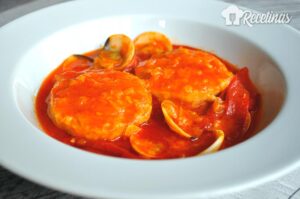 Receta de merluza en salsa de piquillos