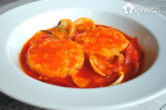 Merluza en salsa de piquillos