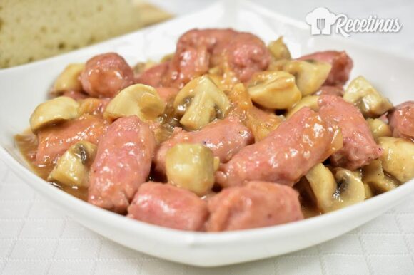 Salchichas con champiñones en salsa de soja