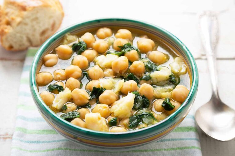 Receta fácil de garbanzos con bacalao