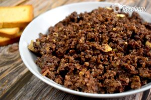 Receta de revuelto de morcilla de Burgos.