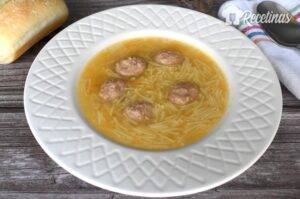 Receta de sopa de fideos con albondigas