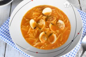 Receta de sopa de fideos con almejas