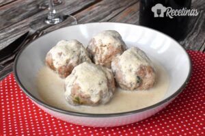 Receta de albóndigas en salsa de almendras