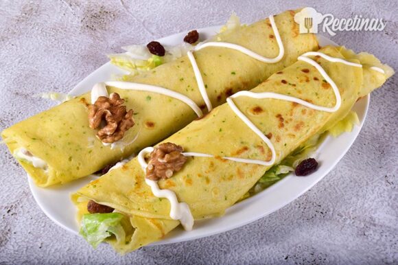 Crepes de pollo, lechuga y nueces