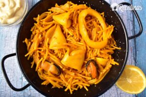 Fideua con calamares y mejillones