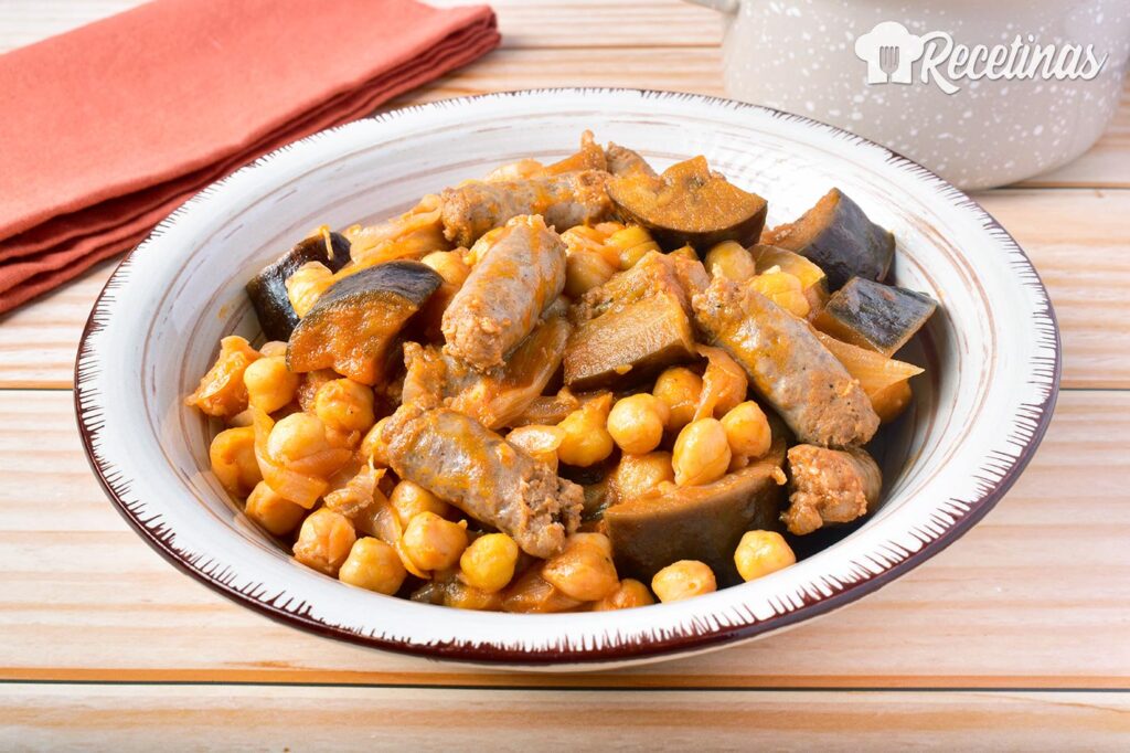 Garbanzos con salchichas y berenjenas