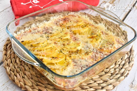 Patatas gratinadas con salsa de huevo y leche
