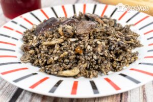 Arroz negro con calamares y setas