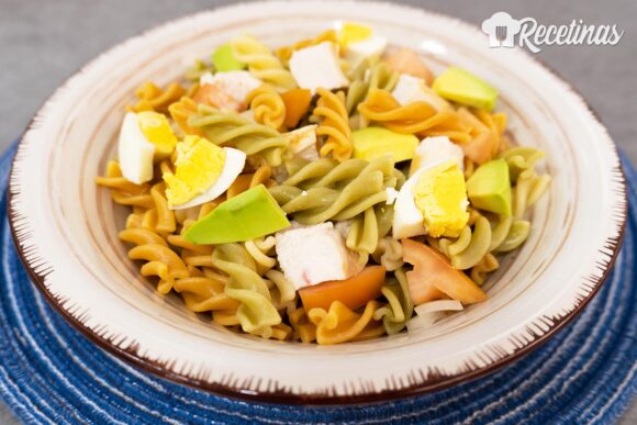 Ensalada de pasta fría con pollo