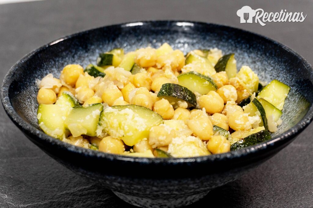 Salteado de garbanzos con calabacín