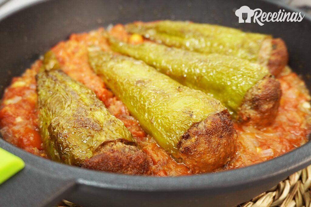 Pimientos fritos rellenos con carne