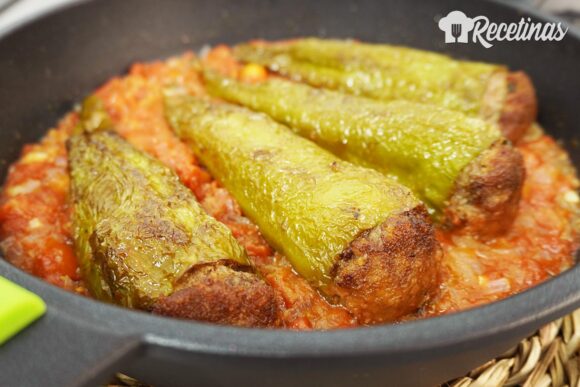 Pimientos fritos rellenos de carne