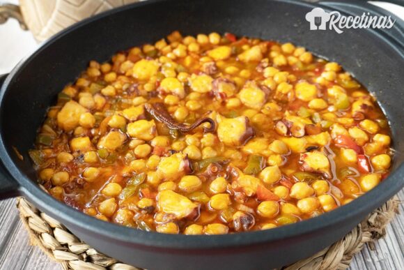 Guiso de garbanzos con pulpo