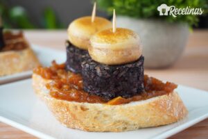 Montadito de morcilla con champiñón
