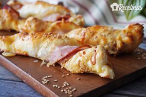 Palitos hojaldrados de beicon y queso