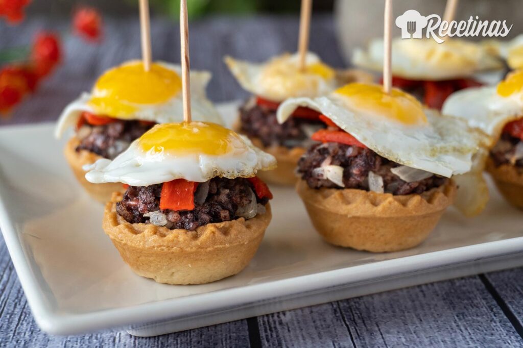 Tartaletas de morcilla con huevo de codorniz