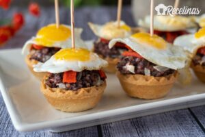 Tartaletas de morcilla con huevo de codorniz