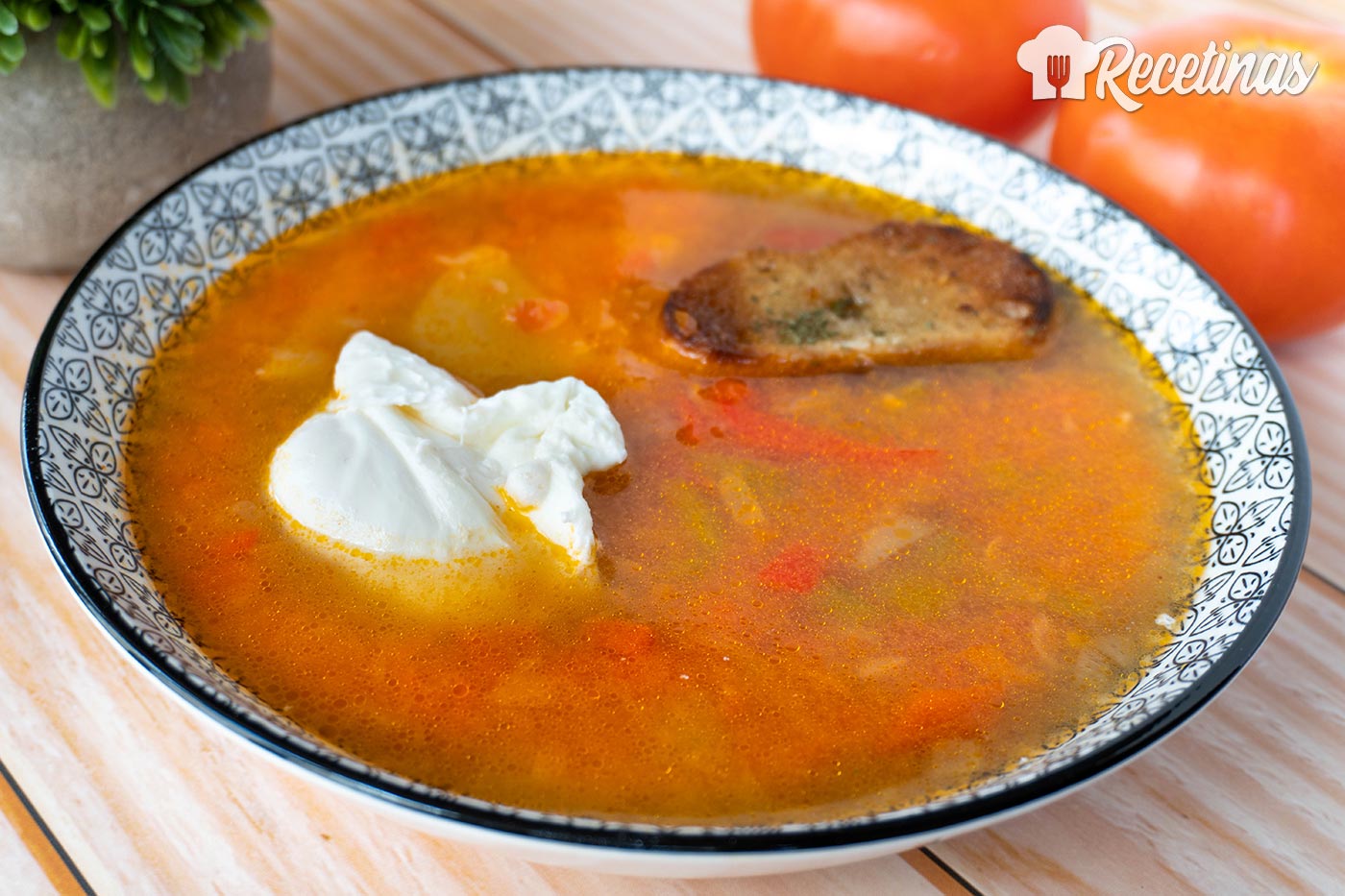 Sopa de tomate con huevo escalfado