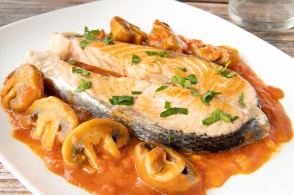 Salmón con champiñones