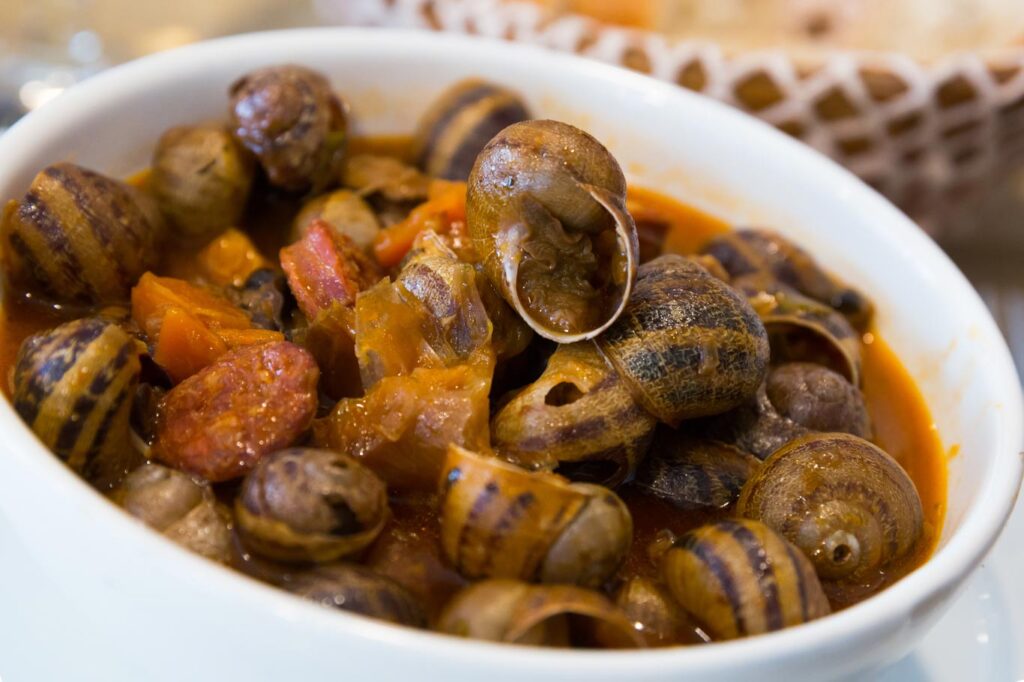 Receta fácil de caracoles con jamón y chorizo