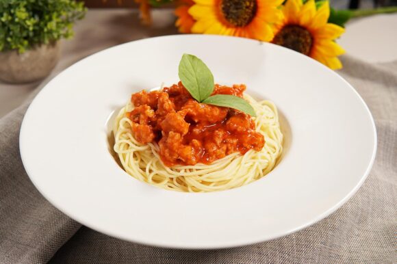 Espaguetis con ragú de salchichas