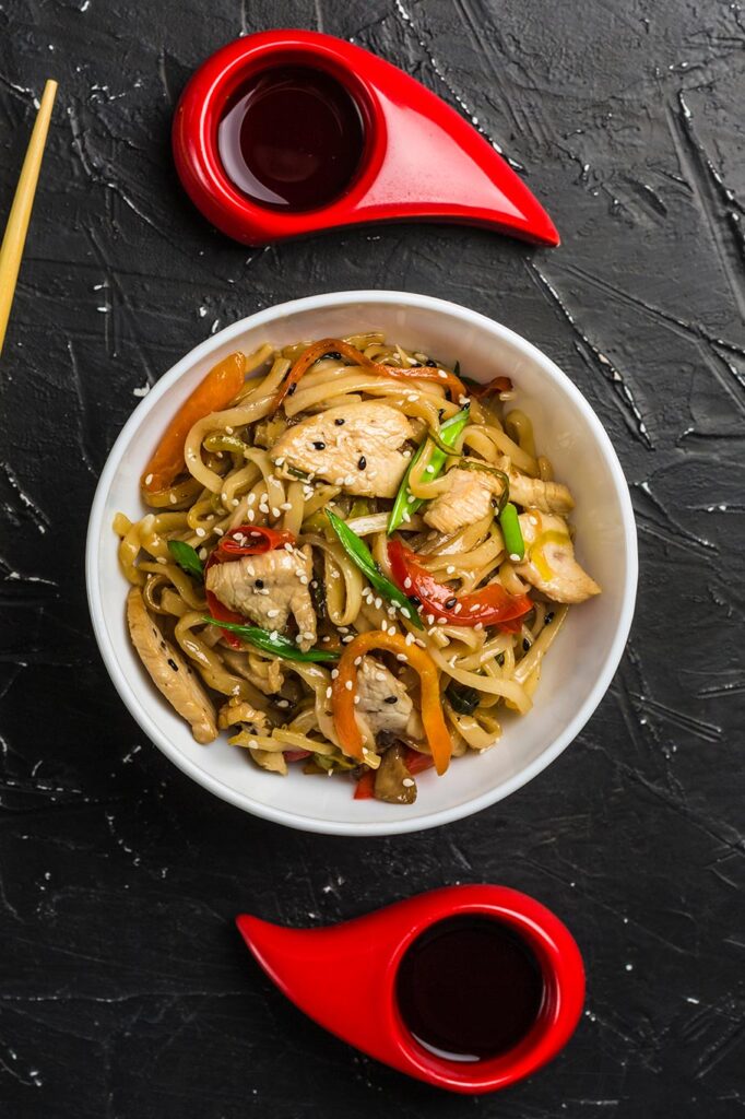 Ración de Chow Mein de pollo con verduras