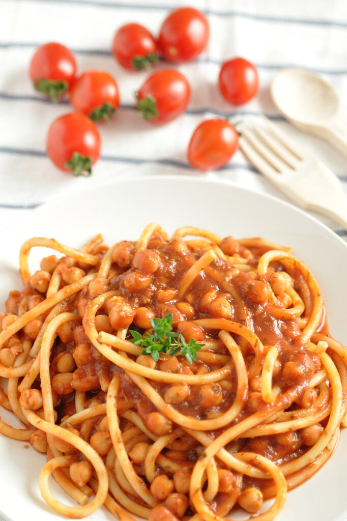 Presentación de espaguetis con garbanzos