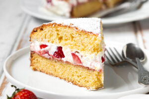 Receta de bizcocho relleno de nata y fresas