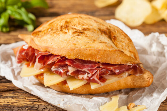 Bocadillo de jamón serrano con queso