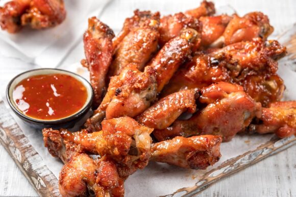 Alitas de pollo con salsa sriracha