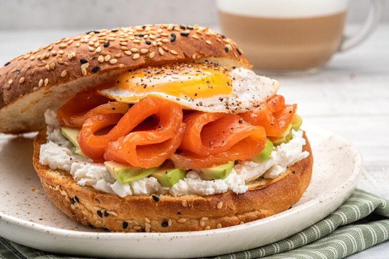 Receta fácil de bagels de salmón ahumado y queso crema
