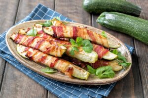Receta fácil de palitos de calabacín con beicon