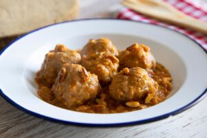 Receta de albóndigas en salsa de piñones