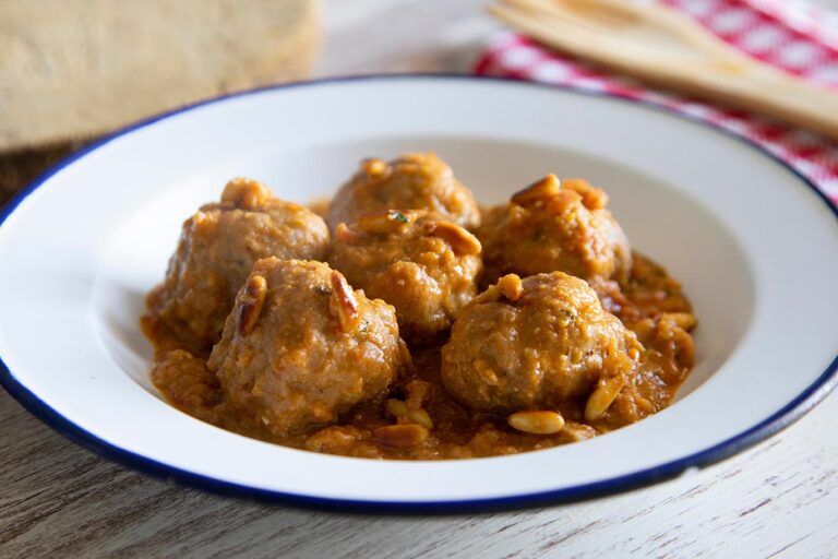 Receta de albóndigas en salsa de piñones