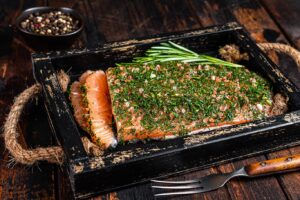 Receta tradicional de gravlax de salmón