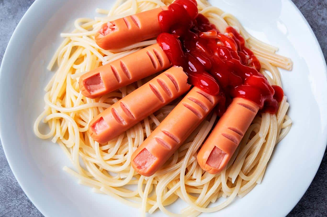 Receta de Dedos de salchichas y espaguetis para Halloween