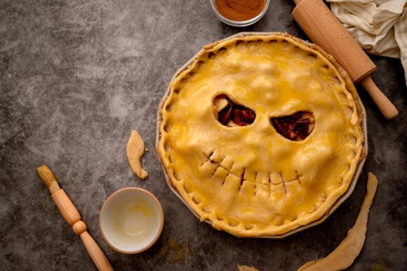 Pastel de manzana con cara de calabaza