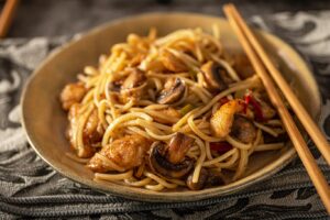 Receta de Espaguetis con pollo y champiñones