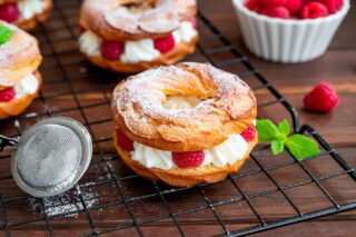 Receta de roscos de choux con queso y frambuesas.