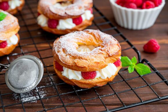 Roscos de choux con queso y frambuesas