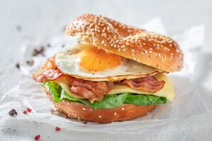 Receta de Bagel de beicon y queso